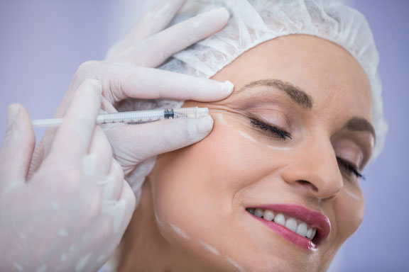 Mujer aplicándose botox